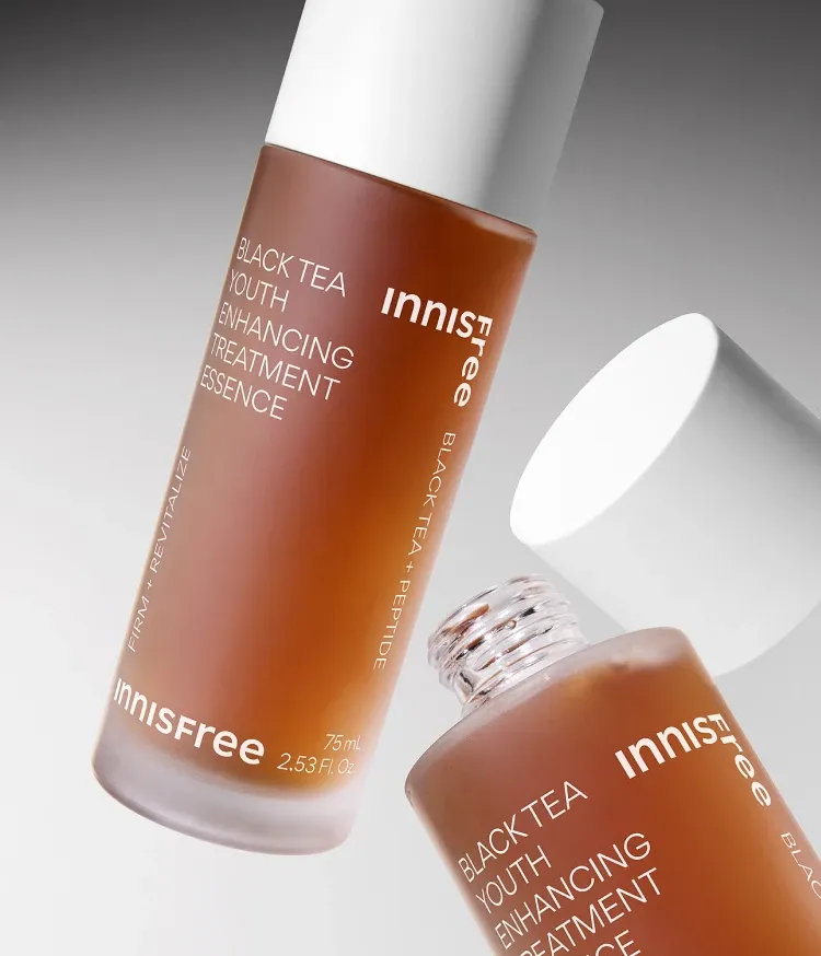 산뜻하고 빠르게 흡수되는 물 제형 워터리 포뮬러 에센스. 지친 피부 컨디션과 쌓인 각질로 인해 칙칙하고 거칠어진 피부결을 개선. 닦토, 흡토, 팩토 모두 가능한 매일 부담 없이 피부 항산화케어로 투명하게 빛나는 투명광채피부를 만들어주는 이니스프리 블랙티 유스 인핸싱 트리트먼트 에센스.