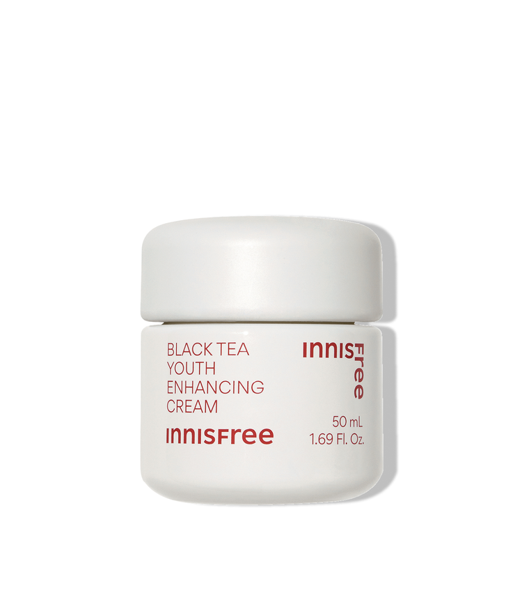 이니스프리 블랙티 유스 인핸싱 크림은 제주 블랙티 Reset Concentrate™과 데아브로닌·홍차 추출물 100ppm을 담아 지친 피부 컨디션을 케어합니다. 주름·미백 2중 기능성 포뮬러가 탄력 있게 스며들어 보습 보호막을 형성하고 피부 활력과 윤기를 되살립니다. 피부과 테스트를 완료한 저자극 포뮬러로 데일리 루틴에 부담 없이 활용할 수 있습니다.