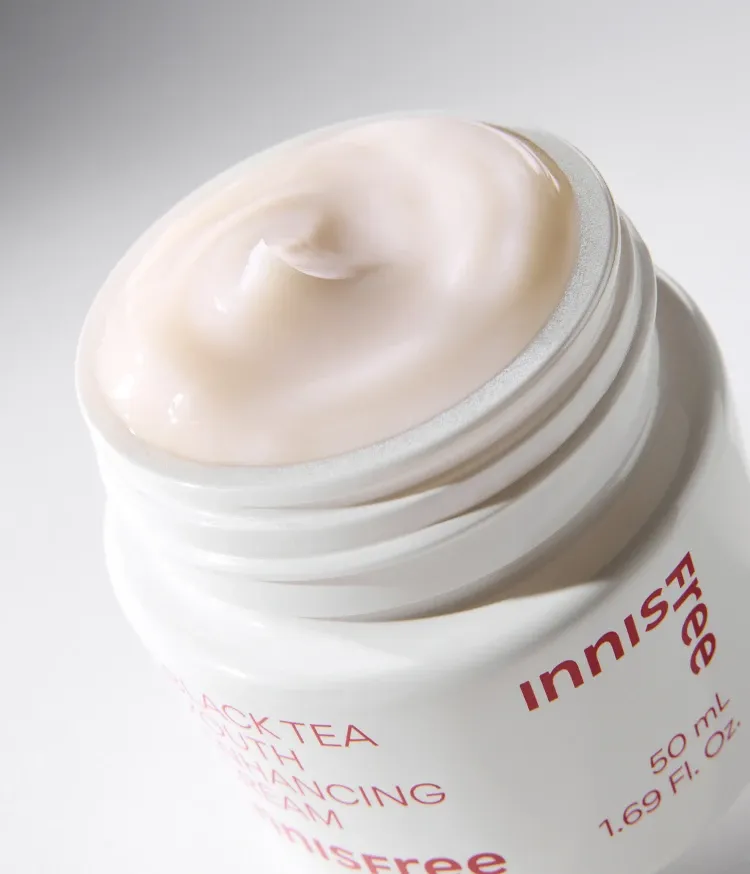 지친 피부의 컨디션을 빠르게 케어해주고 숙면한 듯 건강한 피부로 만들어 주는 집중 안티에이징 크림. 주름개선기능성 및 미백기능성을 인정 받은 이중 기능성 크림! 쫀쫀하게 스며들어 보습 보호막을 형성해 탄력있는 피부를 만들어주는 이니스프리 블랙티 유스 인핸싱 크림