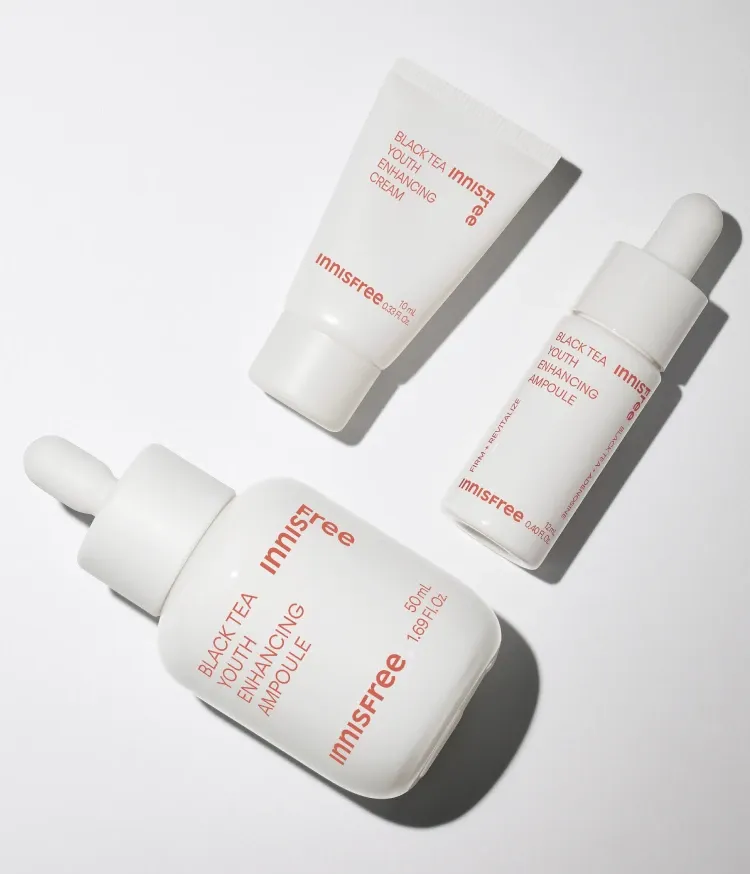 복합적인 피부고민과 지친 피부 컨디션을 빠르게 케어해주는 집중 안티에이징 항산화 앰플. 리셋 컨센트레이트, 히알루론산, 스쿠알란 함유되어 보습과 수분 동시에 충전. 피부톤, 광채, 윤기, 피부결, 탄력 개선되어 쫀쫀한 피부 완성. 피부과 테스트 하이포알러제닉테스트 완료하여 민감성 피부도 사용가능한 이니스프리 블랙티 유스 인핸싱 앰플 대용량 스페셜 기획 세트
