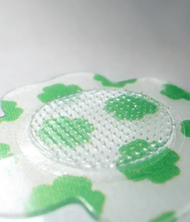 레티놀을 담은 트러블 집중케어 마이크로 에센스 팁이 달린 스팟 패치로 고민 부위 집중 케어. 피부 고민 부위에 작용해 확실하고 강력한 트러블 나이트 집중 케어까지! 트러블이 지나간 피부의 수분 진정케어까지 도와주는 이니스프리 레티놀 시카 앰플 포커싱 패치