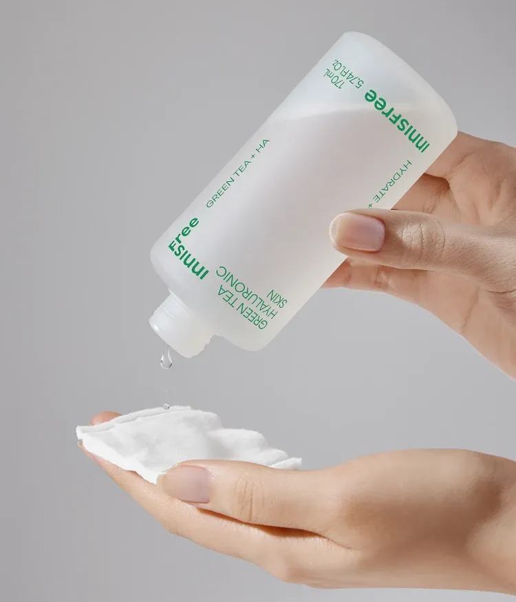 산뜻하고 촉촉한 피부결을 완성하는 수분 스킨 추천! 더블스퀴즈생녹차수와 5종 히알루론산이 함유된 포뮬러로 속부터 촉촉한 피부결을 완성하는 끈적임 없는 산뜻한 이니스프리 대표 스킨 그린티 히알루론산 스킨