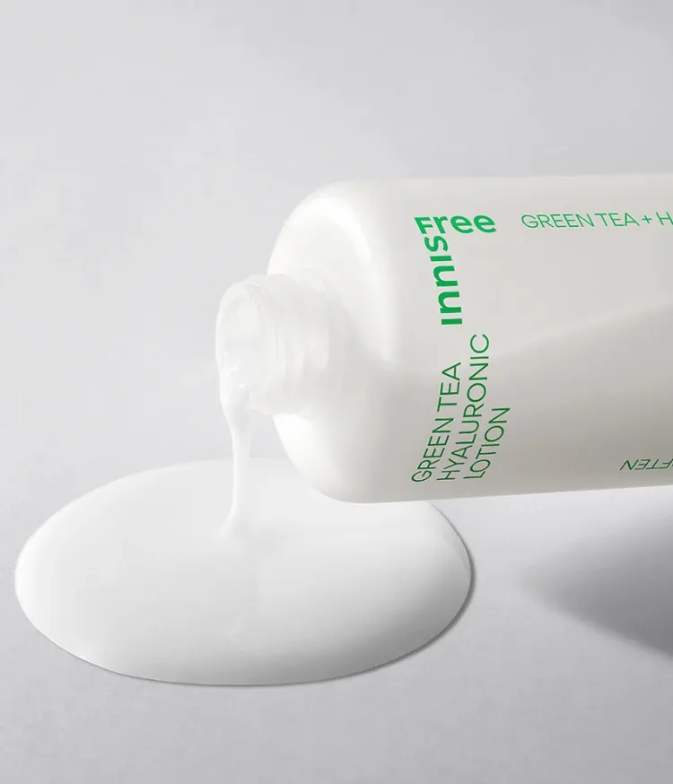 부드럽고 매끄러운 유수분 밸런스를 위한 수분 로션 추천! 번들거림 없이 촉촉함만 남기는 유수분 밸런싱 빠르게 흡수되어 겉돌지 않는 매끈한 마무리까지! 이니스프리 대표 로션 그린티 히알루론산 로션