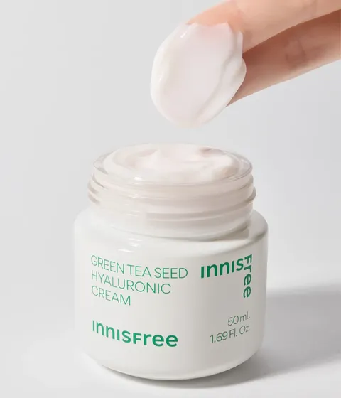 자극 받은 피부를 평온하게 진정, 수분-평정 크림 그린티와 5종 히알루론산의 만남으로 10초만에 흡수, 100시간 지속되는 수분 밸런스, 이니스프리 대표 수분크림 추천! 그린티 히알루론산 수분 크림