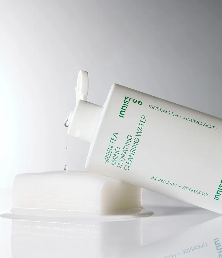 피부와 유사한 약산성 텍스쳐로 피부에 순하게 저자극 클렌징 부드러운 세정력, 촉촉한 마무미리감으로 편안하게 사용할 수 있는 데일리 메이크업 클렌징 이니스프리 그린티 아미노 수분 클렌징 워터