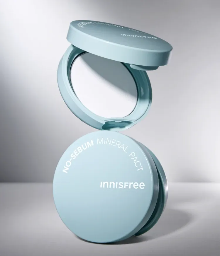 지성 피부의 데일리템, 건성 피부의 여름 대비템, 가루날림은 NO! 뽀송뽀송 노세범 효과 그대로 이니스프리 노세범 미네랄 팩트. 쉽고 편리한 피니쉬팩트로 언제든지 깔끔하게! 강력한 과다 분비 유분 케어 팩트