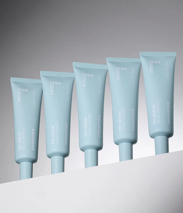 넓은 모공까지 감쪽같이 커버하는 이니스프리 노세범 블러 프라이머. 잔주름, 피부 요철은 물론 넓은 모공까지 커버해 메이크업 잘 받는 매끈한 피부결을 연출. 피부 유수분을 케어하여 지성피부에도 산뜻 보송하게 오래도록 지속하는 프라이머