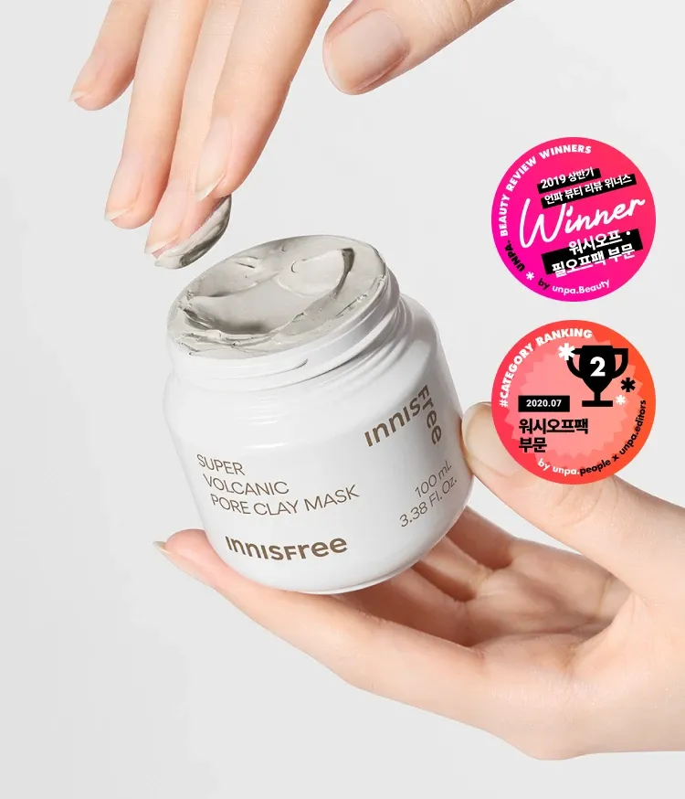 다양한 모공 고민을 한번에 해결해주며 각질 케어 효능을 지닌 AHA 성분이 함유된 피지흡착모공팩. 피부자극 테스트를 완료한 저자극 크리미 텍스처의 사용감. 모공 면적, 블랙헤드, 피부결, 각질 등 케어해주는 이니스프리 수퍼 화산송이 모공팩