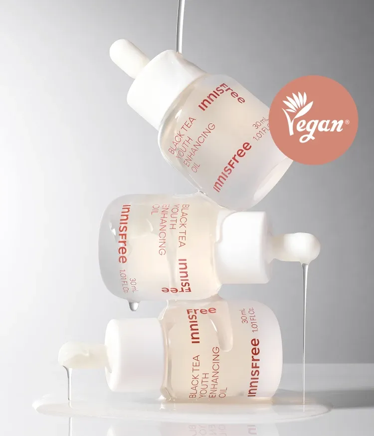 힘 없고 메마른 피부를 생기 있게 건강한 피부로 만들어주는 안티에이징 오일. 피부에 편안한 워터리 오일 포뮬러로 토너처럼 흡수가 빨라 오일 특유의 끈적임, 답답함 없이 산뜻하게 사용 가능한 이니스프리 블랙티 유스 인핸싱 오일