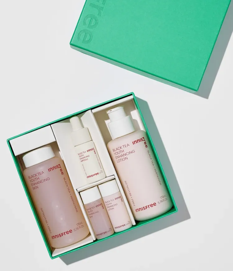 지친 피부 컨디션을 탄탄하고 촉촉한 피부로 컨디션을 올려 탄력,브라이트닝,수분,윤기 케어 효과의 안티에이징의 기본 바탕 완성! 블랙티 앰플의 유효성분을 담아 촉촉 탄탄 안티에이징 기초를 완성시켜주는 이니스프리 블랙티 유스 인핸싱 스킨케어 세트