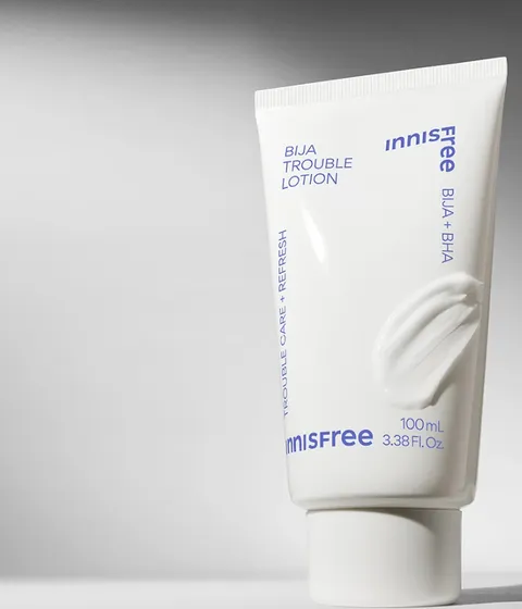 과다 피지, 모공, 각질 케어에 효과적인 케어 로션. 제주 비자 오일로 건조함 없는 피부 보호와 유수분 밸런스 케어로 매끈 산뜻한 피부결 완성! 시원하고 가벼운 수분로션으로 지성피부도 부담없이 바를 수 있고 빠르게 흡수되어 화장 밀림 걱정 없는 아침 로션으로도 추천하는 이니스프리 비자 트러블 로션. 논코메도제닉 테스트 완료로 여드름성 트러블성 피부에도 추천