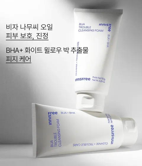 과다 피지와 각질 등 피부 트러블 고민에 도움을 주는 이니스프리 비자 트러블 클렌징 폼. 트러블 고민과 지복합성도 사용 가능한 데일리 딥 클렌저. 쫀쫀하고 밀도 있는 무스 거품으로 모공 속 노폐물 딥 클렌징, 논코메도제닉 테스트를 완료한 여드름성 및 트러블성 피부에도 사용 가능한 순한 폼 클렌저