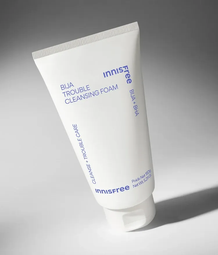 과다 피지와 각질 등 피부 트러블 고민에 도움을 주는 이니스프리 비자 트러블 클렌징 폼. 트러블 고민과 지복합성도 사용 가능한 데일리 딥 클렌저. 쫀쫀하고 밀도 있는 무스 거품으로 모공 속 노폐물 딥 클렌징, 논코메도제닉 테스트를 완료한 여드름성 및 트러블성 피부에도 사용 가능한 순한 폼 클렌저