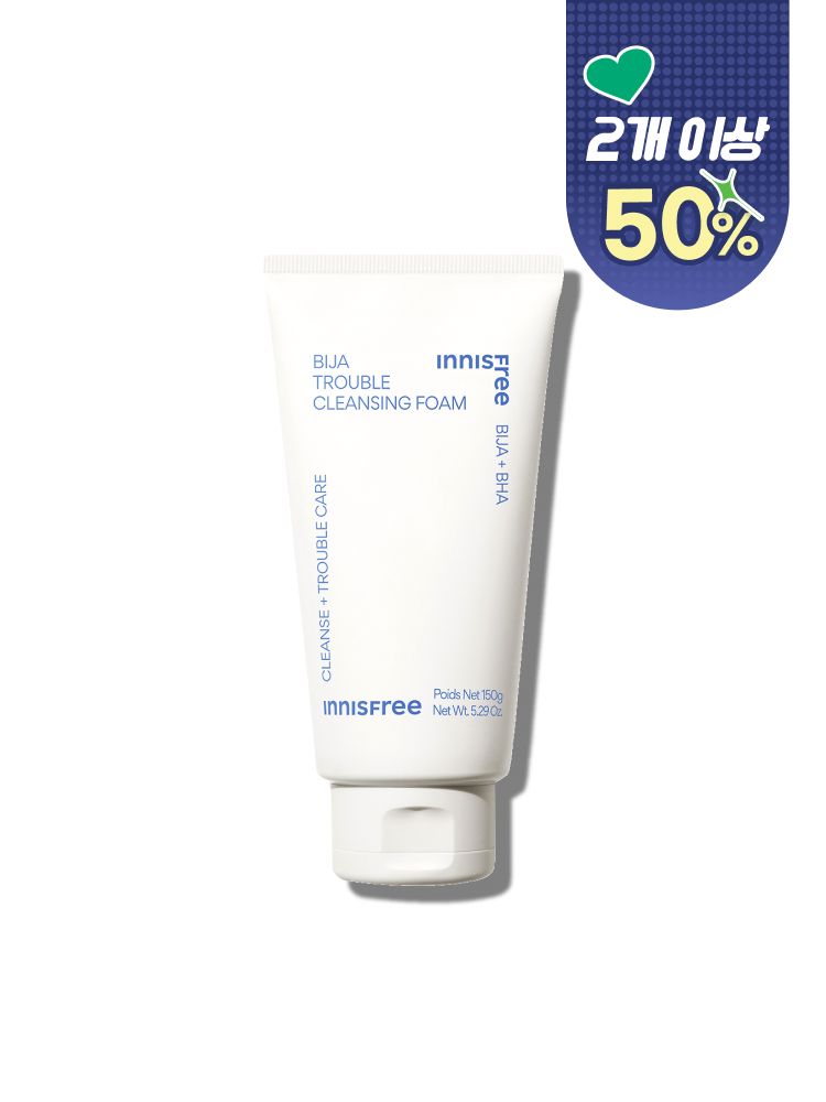 과다 피지와 각질 등 피부 트러블 고민에 도움을 주는 이니스프리 비자 트러블 클렌징 폼. 트러블 고민과 지복합성도 사용 가능한 데일리 딥 클렌저. 쫀쫀하고 밀도 있는 무스 거품으로 모공 속 노폐물 딥 클렌징, 논코메도제닉 테스트를 완료한 여드름성 및 트러블성 피부에도 사용 가능한 순한 폼 클렌저