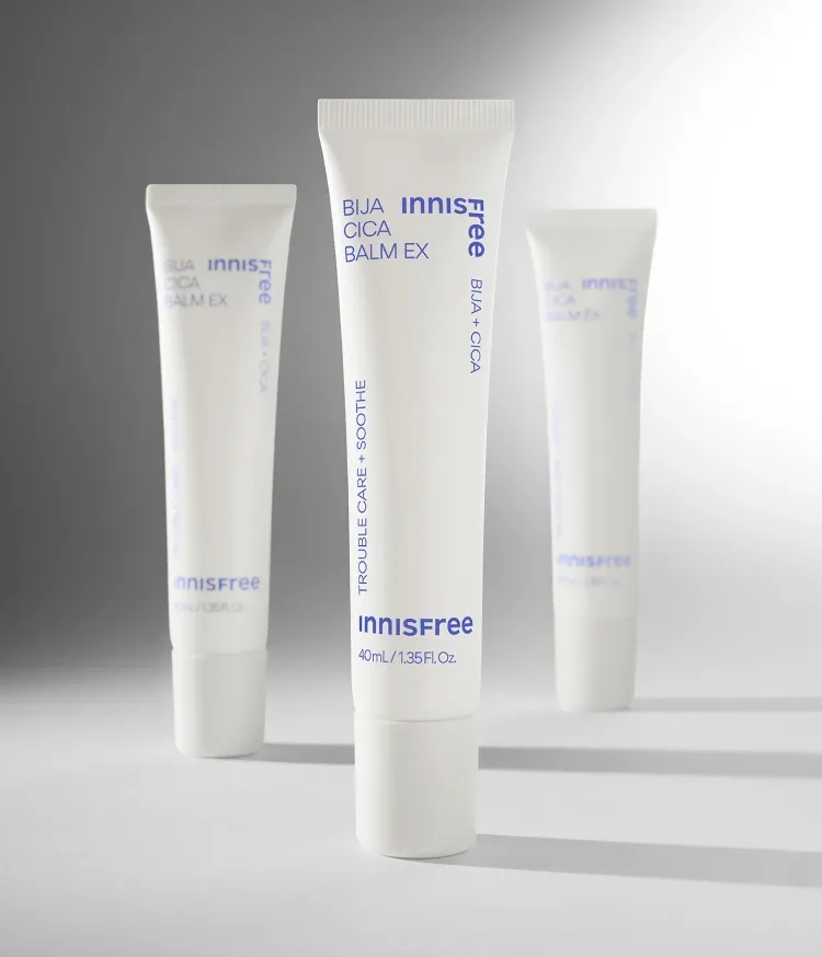 피부 진정 케어 및 고민 부위를 케어해주는 저자극 데일리 스팟 케어 크림. 피부 보호력을 지닌 비자 오일과 판테놀을 함유해 보습 장벽케어와 수분 진정 케어, 병풀 성분 센텔라 아시아티카 4X로 손상된 피부 장벽 및 고민 부위 케어, 여드름성 피부 및 민감성 피부도 사용 가능한 저자극 시카 케어 제품 이니스프리 비자 시카 밤 EX