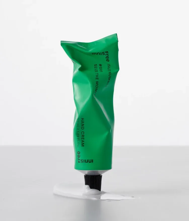 은은하게 퍼지는 향과 녹차수 & BOTANICAL OIL COMPLEX™를 함유한 포뮬라로 끈적임 없는 향기 보습막을 만들어주는 핸드크림. 오랫동안 기분 좋은 향기가 머무르는 농밀한 향기 보습! 이니스프리 아일 넘버 핸드크림