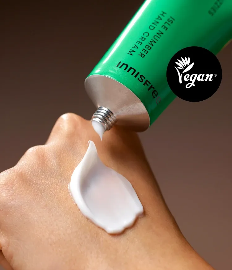 은은하게 퍼지는 향과 녹차수 & BOTANICAL OIL COMPLEX™를 함유한 포뮬라로 끈적임 없는 향기 보습막을 만들어주는 핸드크림. 오랫동안 기분 좋은 향기가 머무르는 농밀한 향기 보습! 이니스프리 아일 넘버 핸드크림