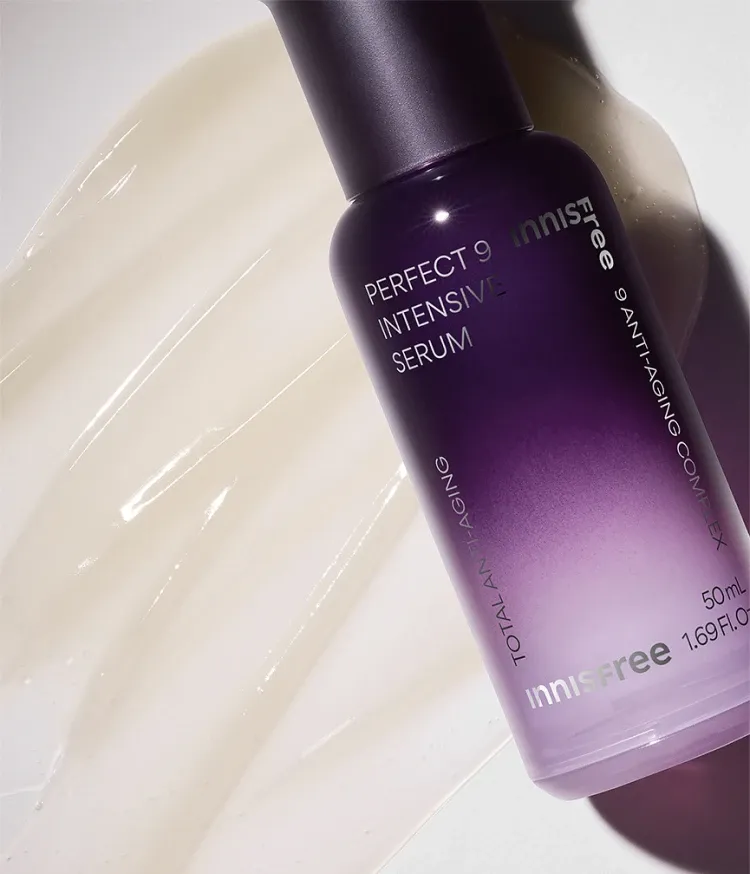 눈에 띄게 거질어진 피부결, 탄력 및 생기 저하, 잔주름 및 깊은 주름 고민인 피부를 실크처럼 매끄러운 피부로 만들어주는 주름,미백 2중기능성 이니스프리 토탈 안티에이징 세럼