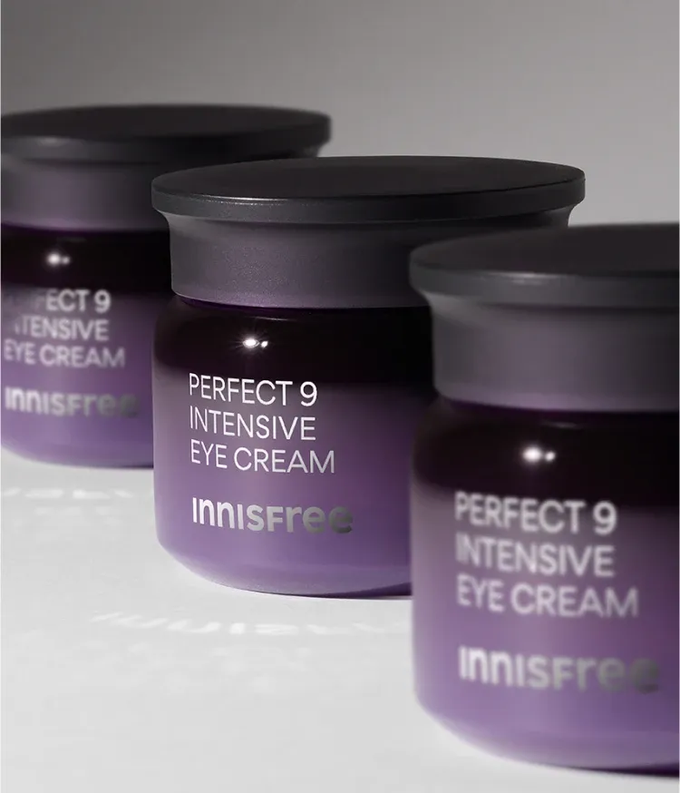 피부에 사르르 녹아들듯 부드럽게 발리는 밤타입 제형으로 끈적임 없이 촉촉하고 윤기있는 눈가 피부로 케어해주는 이니스프리 토탈 안티에이징 아이크림