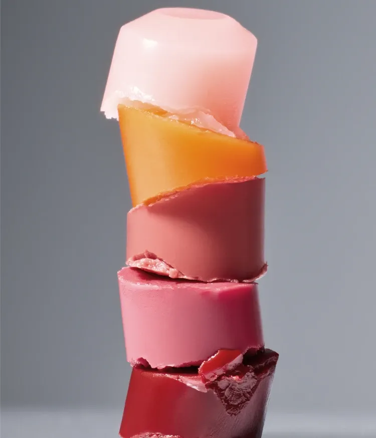 물 먹은 듯 수분 가득 생기있는 입술을 연출해주는 촉촉 틴트 립밤. 히알루론산 함유로 입술에 탱글탱글한 수분감을 부여해주고, 생기 가득 자연스러운 혈색을 연출해주는 틴트 립밤으로 데일리 메이크업과 쌩얼 립밤으로 추천하는 이니스프리 듀이 틴트 립밤