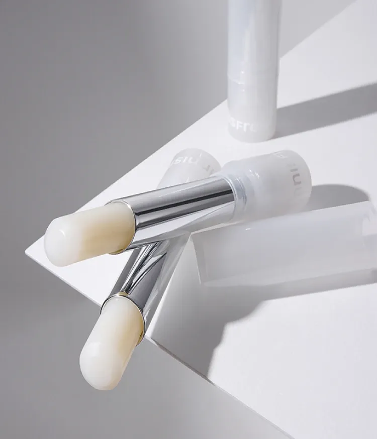 각질이 일어나는 건조한 입술에 영양감을 주어 부드럽고 매끈하게 오래도록 촉촉한 입술로 케어! 립 메이크업 전 입술결 정돈이 필요할 때나 자는동안 밤새 영양 케어 해주는 이니스프리 듀이 트리트먼트 립밤