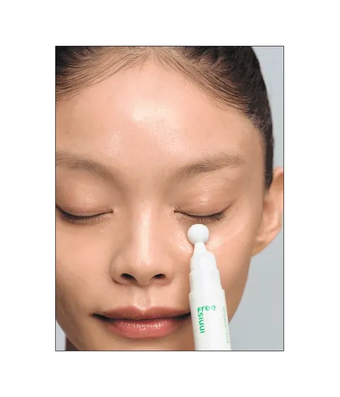 지쳐보이는 눈가&입가 피부 시원 촉촉하게 수분생기 충전! 맑고 촉촉한 눈매, 잃어버린 얼굴의 생기를 다시 찾고 싶다면? 쉽게 건조해지는 눈가&입가 피부 간편 수분 충전! 눈가를 더욱 화사하게 밝혀주는 카페인&미세 펄 함유 텍스쳐! 이니스프리 그린티 히알루론산 글로우 아이&페이스볼