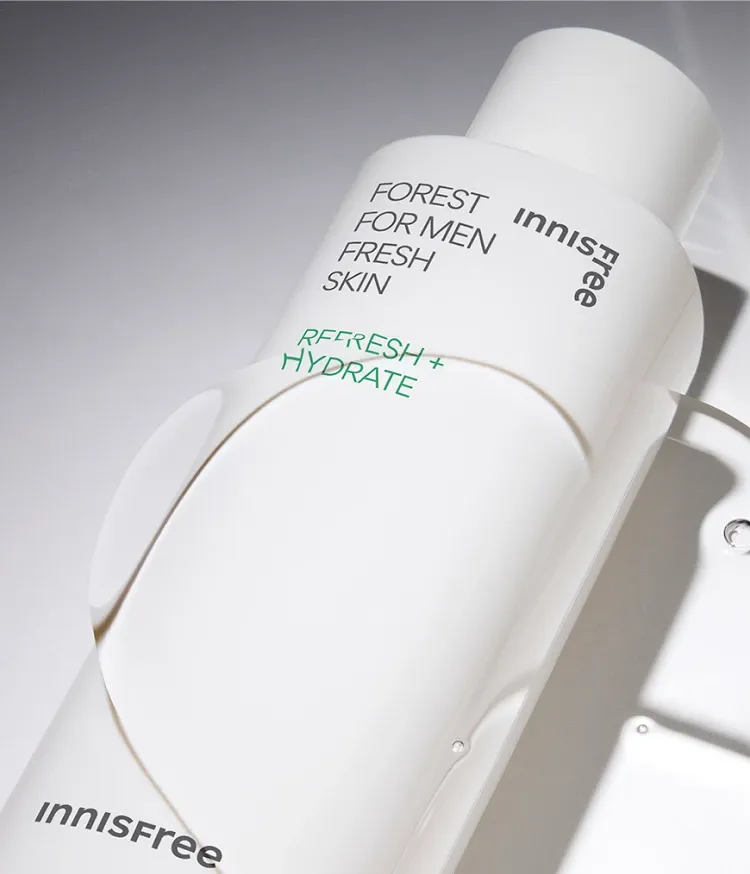번들거리고 건조한 남성 피부에 워터 타입의 스킨으로 끈적임 없이 산뜻하고 건조하고 거칠어진 피부결을 촉촉하게 정돈 시켜주는 이니스프리 포레스트 프레시 스킨