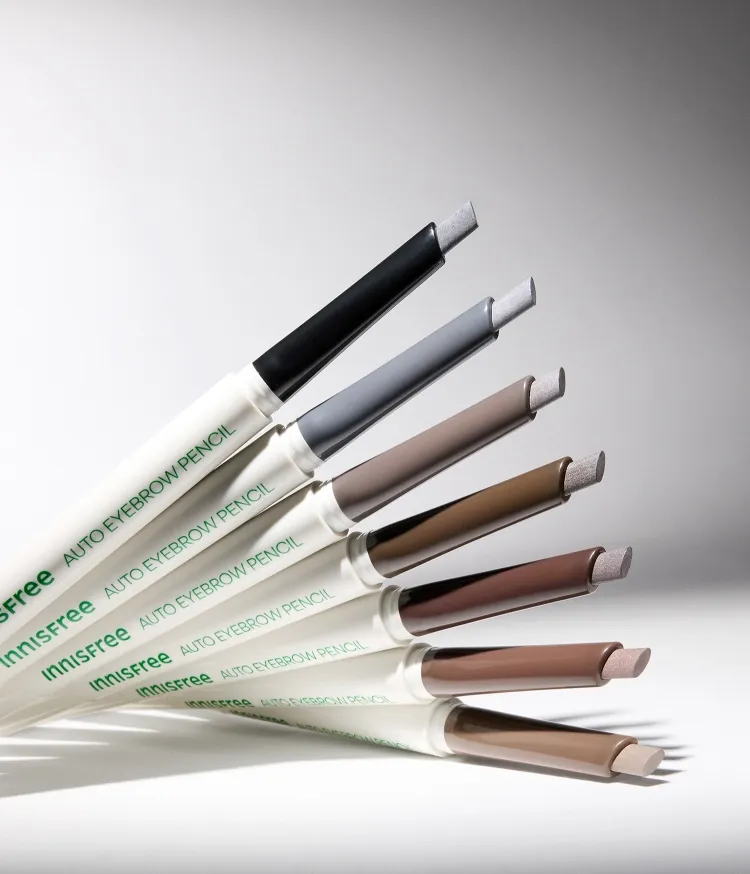 땀과 피지에도 강한 롱래스팅 포뮬러로 하루종일 깔끔하게~한 번의 터치로 또렷한 눈썹 완성! 여러 번 그려도 과하게 진해지지 않아 초보자도 쉽게 그릴 수 있는 이니스프리 납작 아이브로우 펜슬