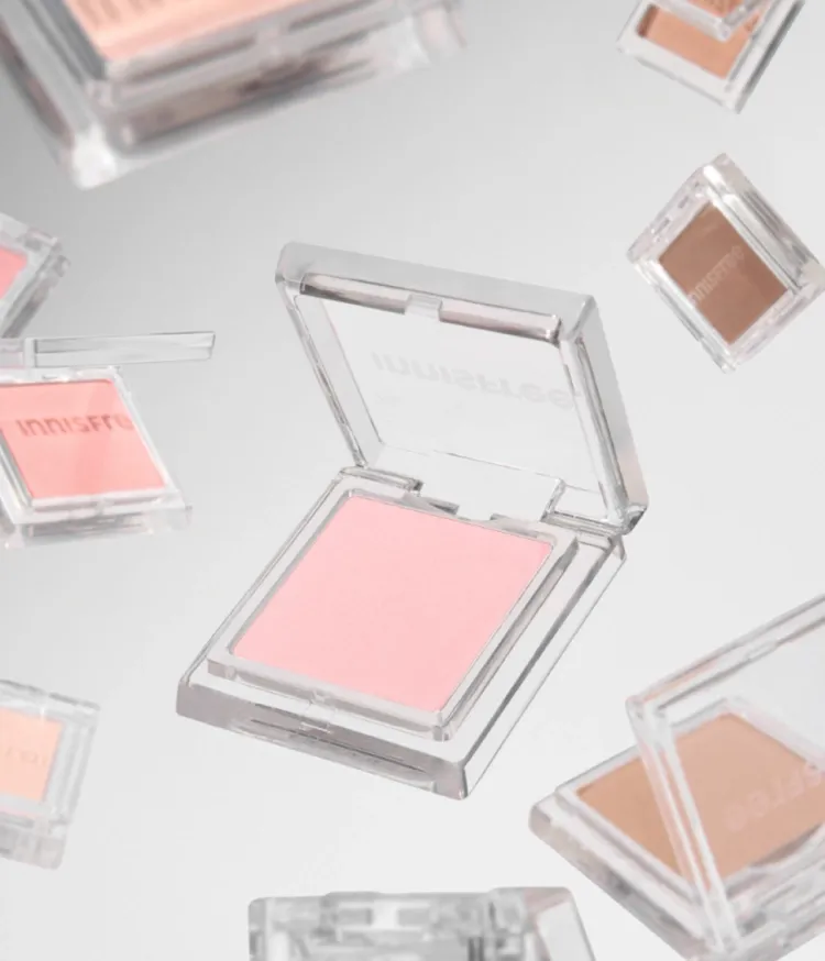 부드럽고 실키한 사용감으로 오랜시간 컬러가 유지되는 리얼 매트 섀도우. 눈가 정리용 베이스 컬러부터 음영감과 색감을 더해 주는 쉐이드로 구성된 10가지 컬러의 이니스프리 아이섀도우 매트 