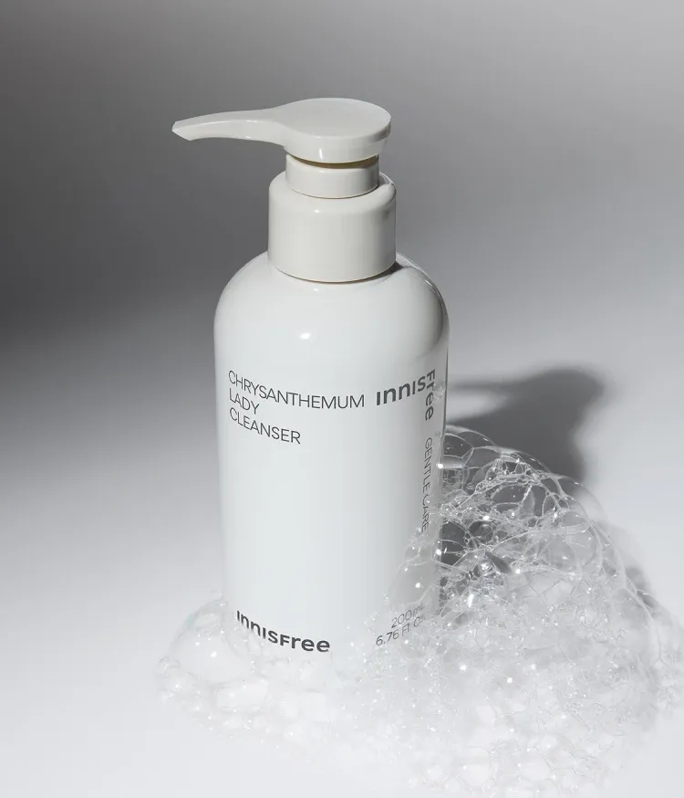 피부에 부담이 적은 약산성 제형의 부드러운 거품으로 민감한 Y존을 불편함 없이 건강하고 청결하게 유지할 수 있는 이니스프리 국화 여성청결제