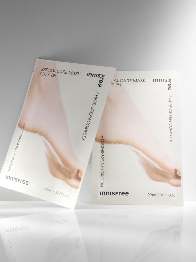 갈라지고 건조해진 발에 즉각적인 보습영양 케어, 이니스프리 스페셜 케어 풋 마스크. 갈라진 뒤꿈치가 고민이라면 양말처럼 편하게 신어 쉽고 빠르게! 밀키 텍스처 에센스로 집중 보습 및 영양케어를 통한 실크처럼 부드러운 발 완성. 발도 마스크 팩으로 홈케어!