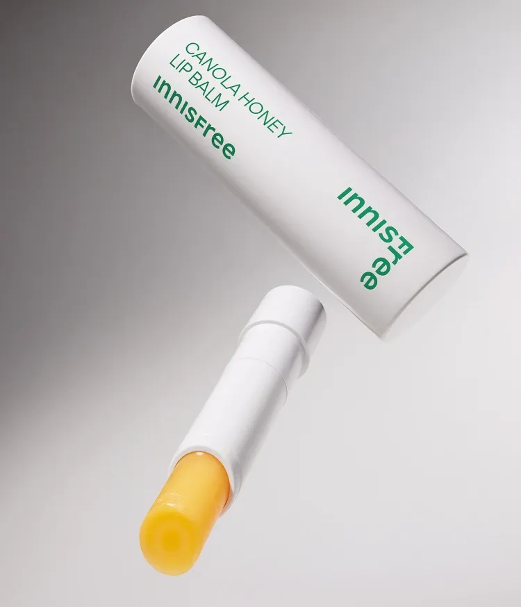들뜨고 건조한 입술에 데일리립밤으로 사용하기 좋고 립메이크업 전에 바르기 좋고 망고씨드버터가 함유된 보습력 좋은 멜팅 텍스처의 영양 립밤 이니스프리 유채꿀 립밤