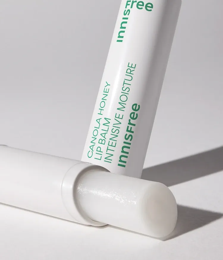 건조한 입술, 각질파티, 입술 보습이 필요할 때 바르기 좋은 립밤. 호호바씨오일, 꿀 추출물이 함유되어 오래도록 촉촉한 입술로 유지시켜 립 메이크업 전 추천하는 이니스프리 유채꿀 립밤 초보습