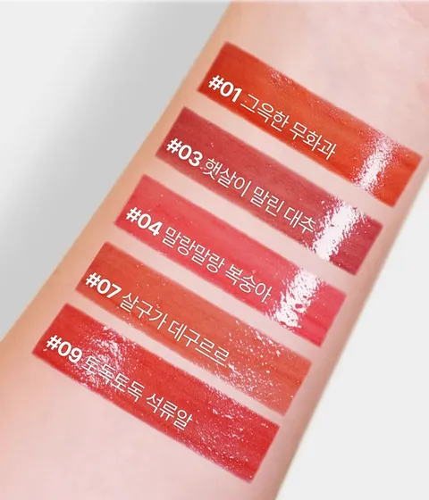 맑고 생생한 컬러 텍스처가 입술에 광택감을 채워주는 수분 듬뿍 물광 틴트. 과일 그대로 착즙한 듯 맑고 생기 있는 컬러감을 연출해주는 이니스프리 프루티 스퀴즈 틴트