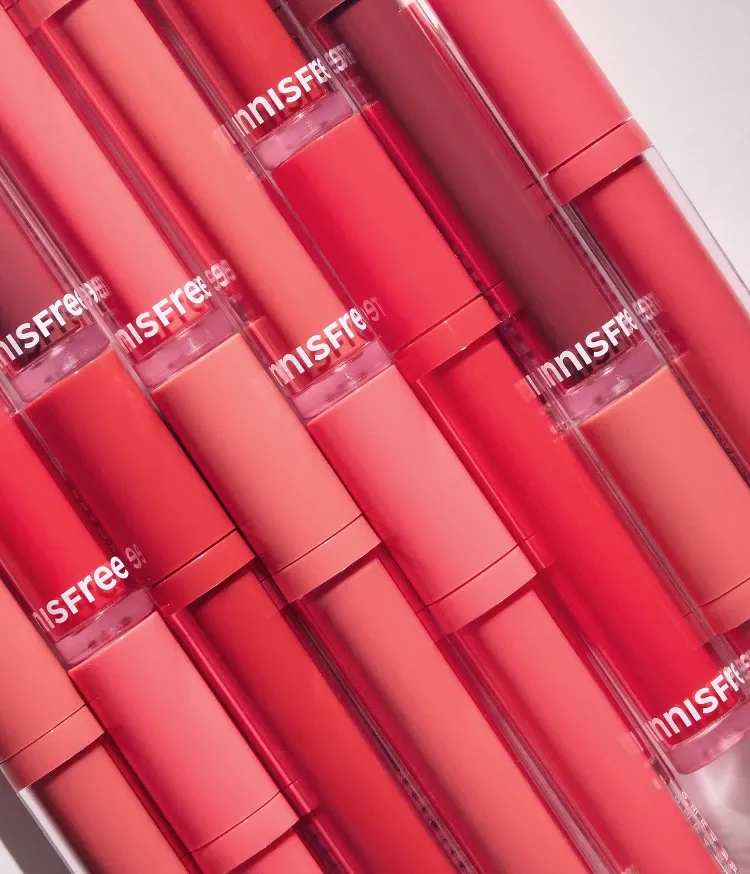 맑고 생생한 컬러 텍스처가 입술에 광택감을 채워주는 수분 듬뿍 물광 틴트. 과일 그대로 착즙한 듯 맑고 생기 있는 컬러감을 연출해주는 이니스프리 프루티 스퀴즈 틴트