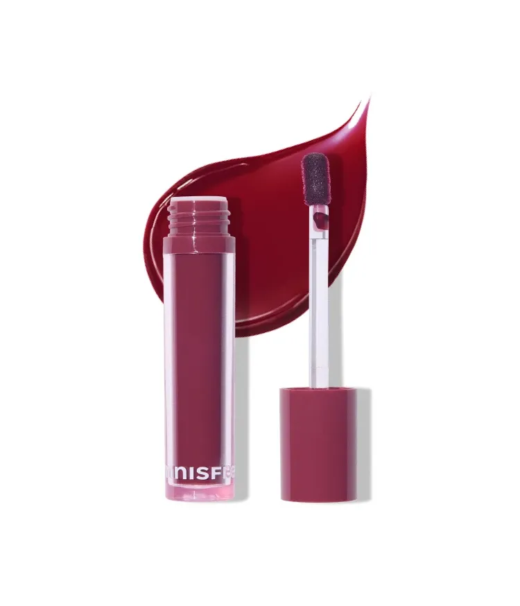 맑고 생생한 컬러 텍스처가 입술에 광택감을 채워주는 수분 듬뿍 물광 틴트. 과일 그대로 착즙한 듯 맑고 생기 있는 컬러감을 연출해주는 이니스프리 프루티 스퀴즈 틴트