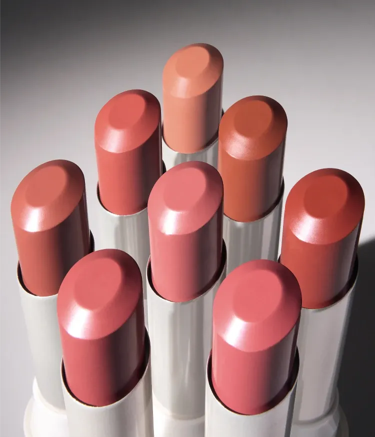 공기처럼 가볍게 밀착되어 내 입술같은 편안함을 선사하는 이니스프리 에어리 매트 립스틱. 에어리 파우더가 함유되어 내 입술인듯 자연스럽게 밀착되는 이니스프리 에어리 매트 립스틱