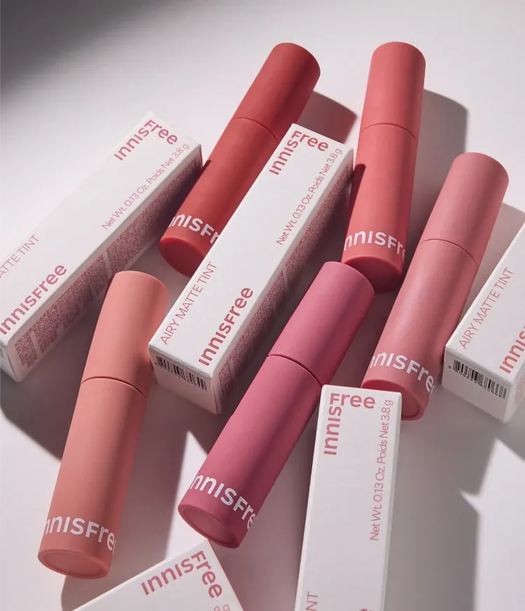 입술에 스며들 듯 밀착되어 두께감이 느껴지지 않는 초경량 MLBB 매트 립, 벨벳 매트 틴트