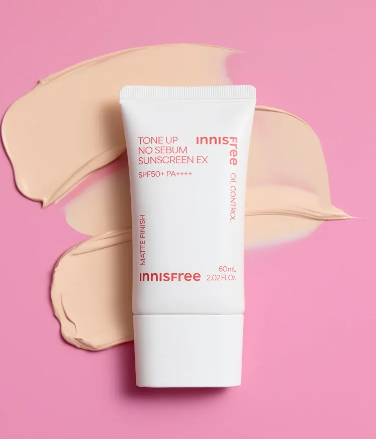 메이크업 베이스 겸용 24시간 보송하게 마무리되는 피지 컨트롤 포뮬러. 민감한 피부도 OK! 무기자차 베이스로 자극 없이 산뜻한 외출 전 필수 이니스프리 톤업 선크림