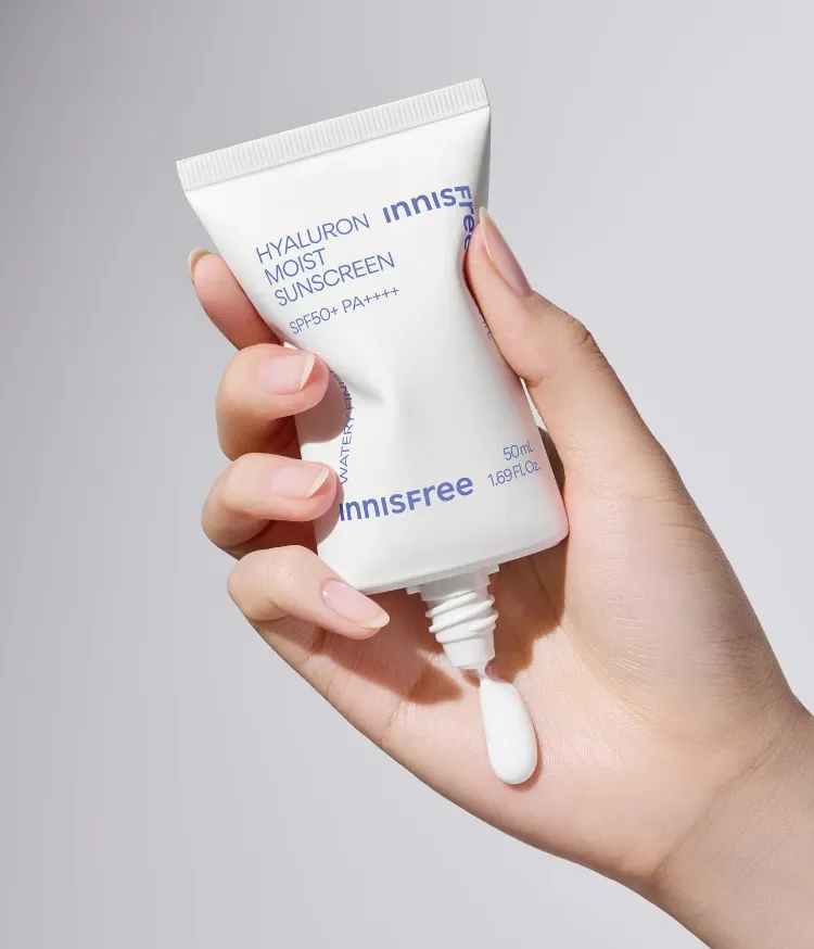 히알루론산이 가득~ 수분세럼 바른 듯 산뜻하고 촉촉한 자외선 차단! 백탁현상 없이 자연스럽게 흡수되는 데일리 선케어. 이니스프리 히알루론 수분 선크림