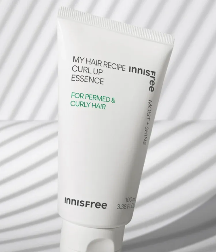 제주 푸른콩 원액과 오일의 단백질 성분이 모발에 윤기를 부여하고 탄력있는 웨이브를 연출해주는 컬 에센스. 끈적이지 않는 산뜻한 텍스처로 스타일링 효과를 주는 멀티 헤어 에센스. 이니스프리 마이 헤어 레시피 컬업 에센스