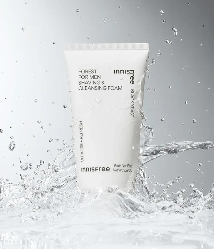 쉐이빙과 클렌징을 동시에! 귀차니즘 남성들을 위한 원샷클렌징 폼. 면도 시 피부를 지켜주는 부드러운 거품과 상쾌한 클렌징을 동시에 해결해주는 쉐이빙겸용 클렌징폼으로 멘톨 성분을 함유해 세안 후 쿨링감까지 제공하는 듀얼 클렌져. 생크림처럼 쫀쫀하고 부드러운 거품으로 면도 자극을 덜어주는 이니스프리 남성 대표 클렌징, 포레스트 포맨 쉐이빙 폼 클렌징