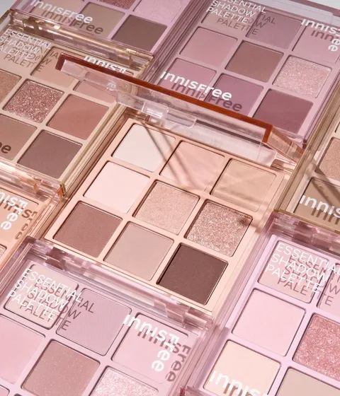 세분화된 음영 컬러로 눈가 윤곽을 또렷하게 연출해주어 입체감 있는 눈매를 표현해주는 음영 전문 아이섀도우 팔레트. 매트 x 쉬머 x 글리터가 조화롭게 조합된 9가지 기본 필수 음영으로 구성되어 다양한 데일리 메이크업 룩 연출! 이니스프리 음영 정석 팔레트