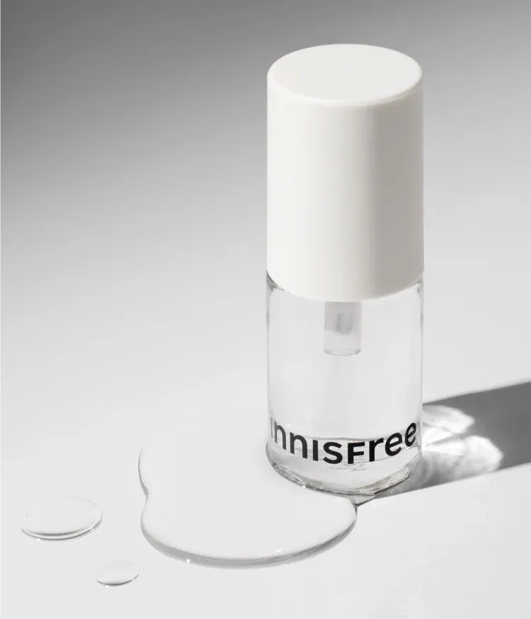 네일 컬러를 보호해주고  반짝이는 유리알 광택감과 지속력을 높여주는 네일 탑코트. 제주 감귤 오일 성분으로 보습감과 광택감을 UP. 컬러유지를 도와주는 네일제품. 부드러운 발림성으로 초보자 네일에도 추천! 이니스프리 네일 탑코트