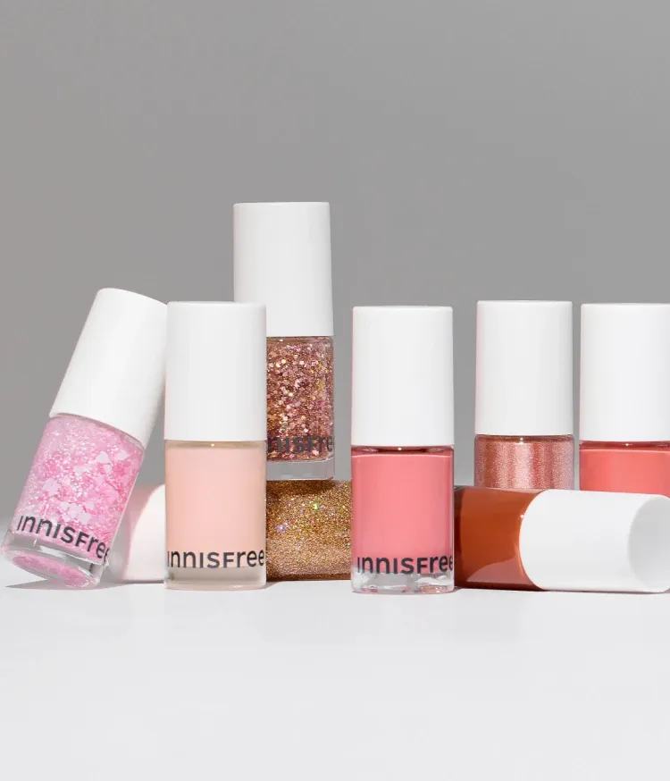 아름다운 자연에서 영감을 받은 생생한 컬러감의 고발색 고광택 네일 컬러. 봄여름가을겨울 사계절을 담은 자연의 색에서 영감을 받은 27가지 이니스프리 리얼 컬러 네일