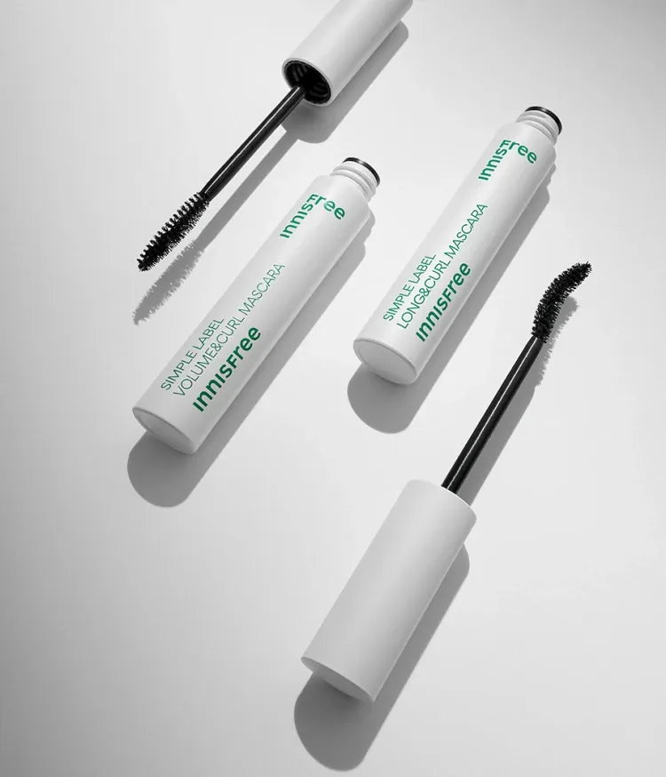 번짐 없는 C컬 속눈썹을 오랜 시간 편안하게 지켜주는 저자극 클린 포뮬러 마스카라. 대나무 유래 섬유질이 함유된 제품이 속눈썹 뿌리부터 한 올 한 올 뭉침 없이 끝까지 스타일링! 이니스프리 심플라벨 마스카라 롱앤컬 / 볼륨앤컬