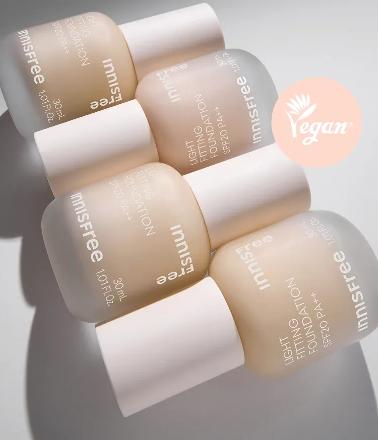 고분자 필름 포머가 함유된 텍스처가 가볍고 얇게 밀착되어 매끈한 피부를 연출해 주는 파운데이션. 번들번들 답답한 글로우 파운데이션에 지쳤다면, 얇게 잘발리는 착붙커버의 이니스프리 라이트 피팅 파운데이션!