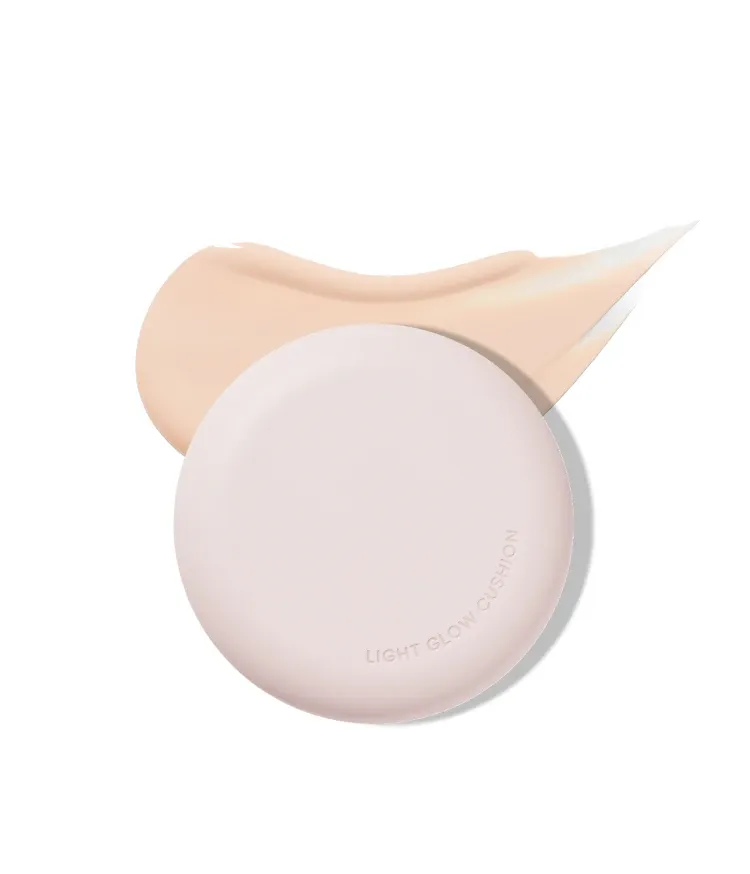 컴포트 글로우 텍스처가 피부에 스미 듯 밀착되어 자연스러운 윤기와 커버를 연출해 주는 이니스프리 라이트 글로우 쿠션. 바른 것을 잊을 만큼 피부에 편안하게 밀착되는 쿠션, 가볍고 자연스러운 얇은 윤기를 연출해주는 이니스프리 라이트 글로우 쿠션 