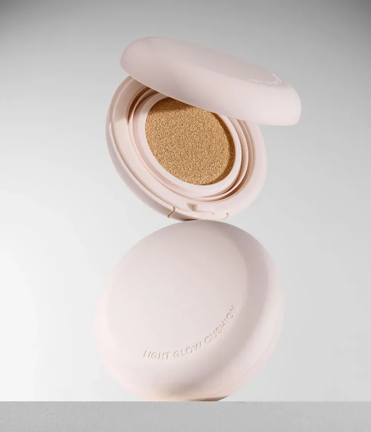 컴포트 글로우 텍스처가 피부에 스미 듯 밀착되어 자연스러운 윤기와 커버를 연출해 주는 이니스프리 라이트 글로우 쿠션. 바른 것을 잊을 만큼 피부에 편안하게 밀착되는 쿠션, 가볍고 자연스러운 얇은 윤기를 연출해주는 이니스프리 라이트 글로우 쿠션 리필