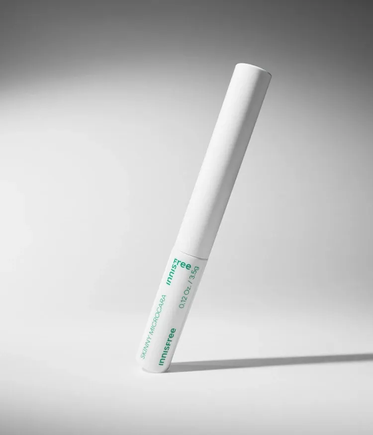 차별화된 마이크로 스키니 브러시가 숨어있는 속눈썹까지 꼼꼼하게 찾아 타고난 듯 예쁜 눈매를 연출해 주는 마스카라. 2.5mm 마이크로 브러시로 숨어있는 속눈썹부터 언더래쉬까지 숨어있는 앞, 뒤 짧은 속눈썹까지 한 올 한 올 세밀하게 발려 타고난 듯 자연스러운 예쁜 눈매를 연출해주는 이니스프리 스키니 꼼꼼카라